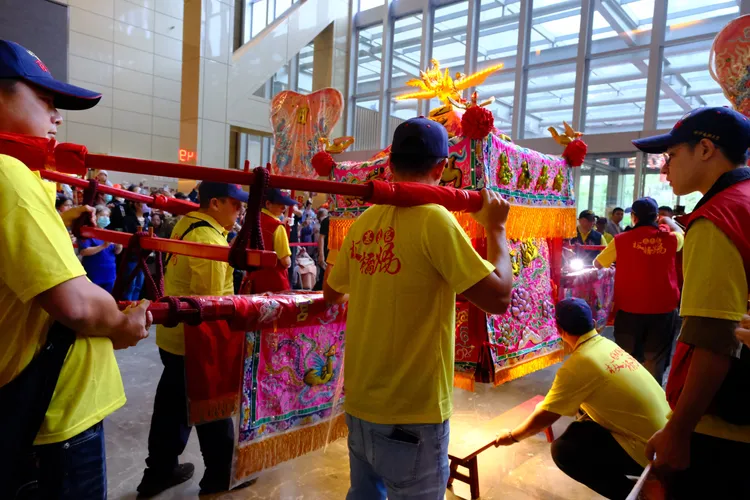 粉红超跑进入亚东医院。亚东医院提供