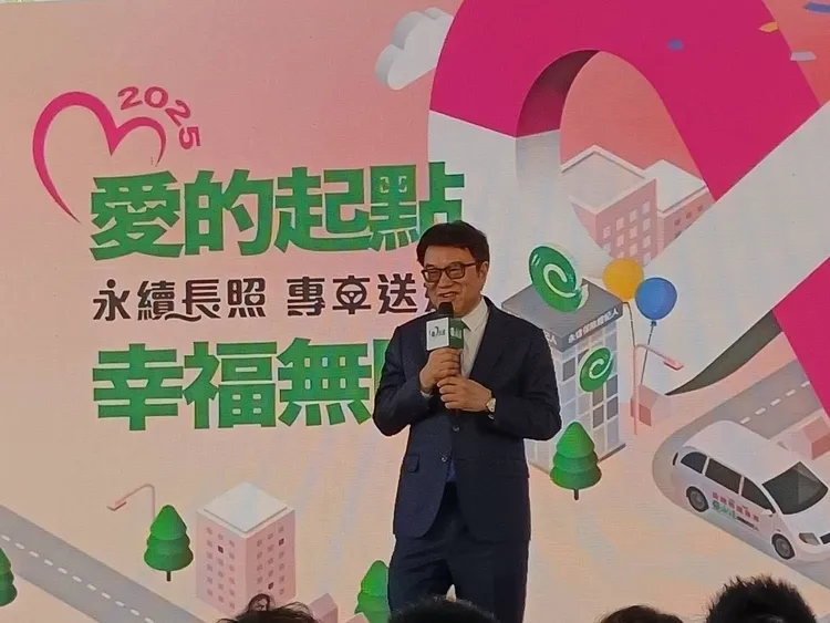 永達保險經紀人今(5日)假圓山花博長廊廣場舉行第八年「永續長照，專車送達」捐贈記者會，圖為永達保經董事長吳文永致詞。許麗珍攝