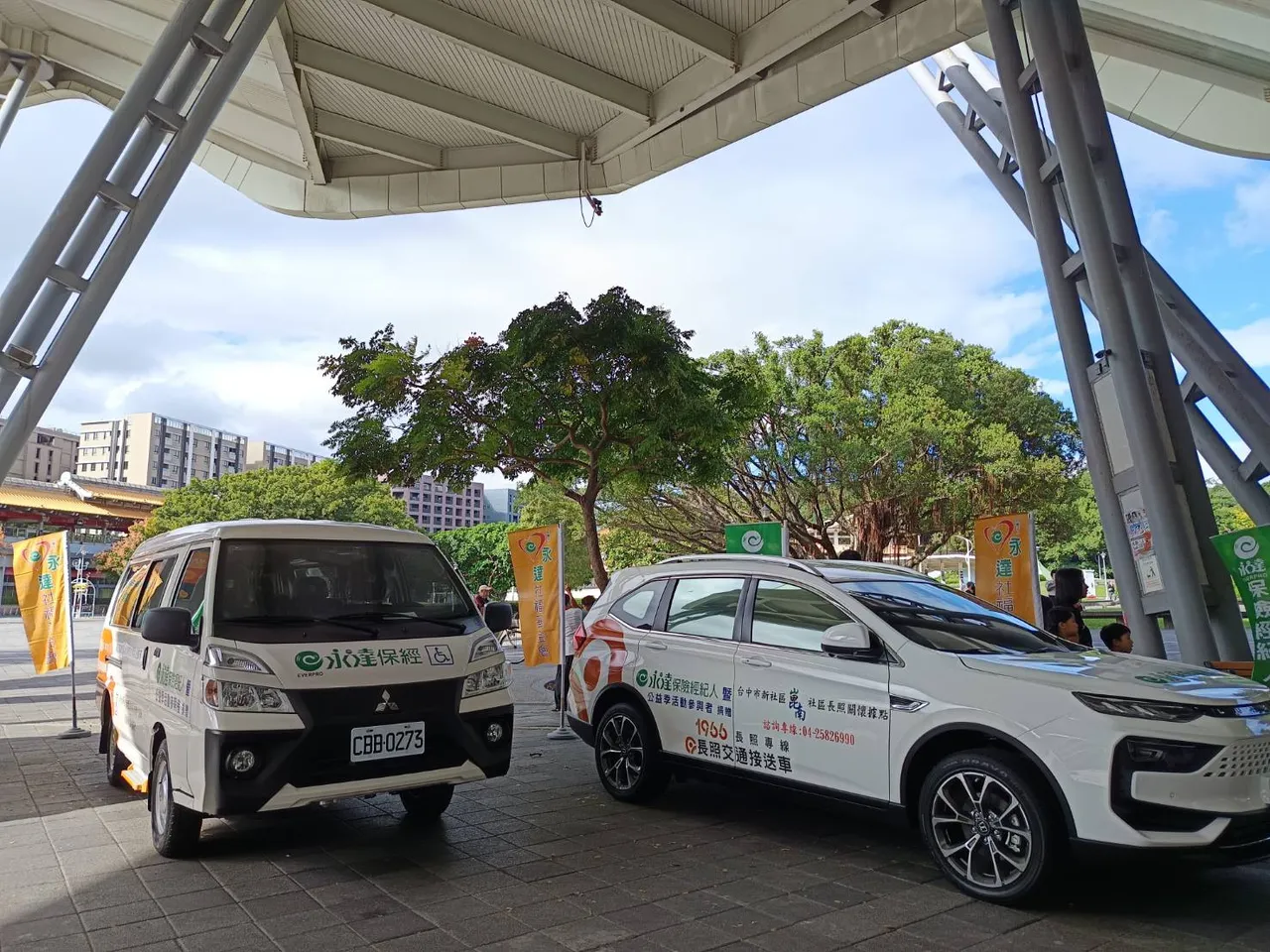 永达保险经纪人举行第八年「永续长照，专车送达」捐赠记者会，今年共捐出11辆长照服务专车，其中3辆由永达保户与业务代表加码捐赠。许丽珍摄