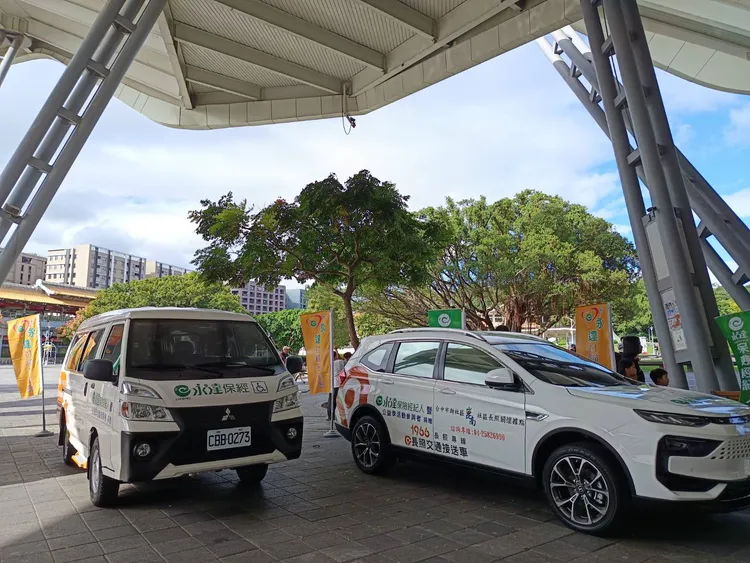 永達保險經紀人舉行第八年「永續長照，專車送達」捐贈記者會，今年共捐出11輛長照服務專車，其中3輛由永達保戶與業務代表加碼捐贈。許麗珍攝