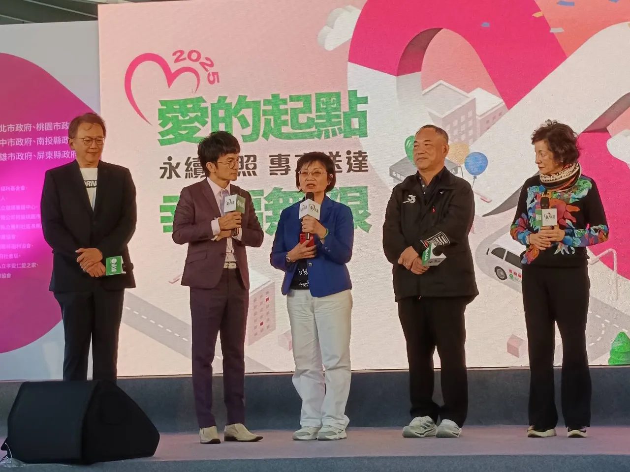 永达保险经纪人今(5日)假圆山花博长廊广场举行第八年「永续长照 专车送达」捐赠记者会，捐赠者上台分享。许丽珍摄