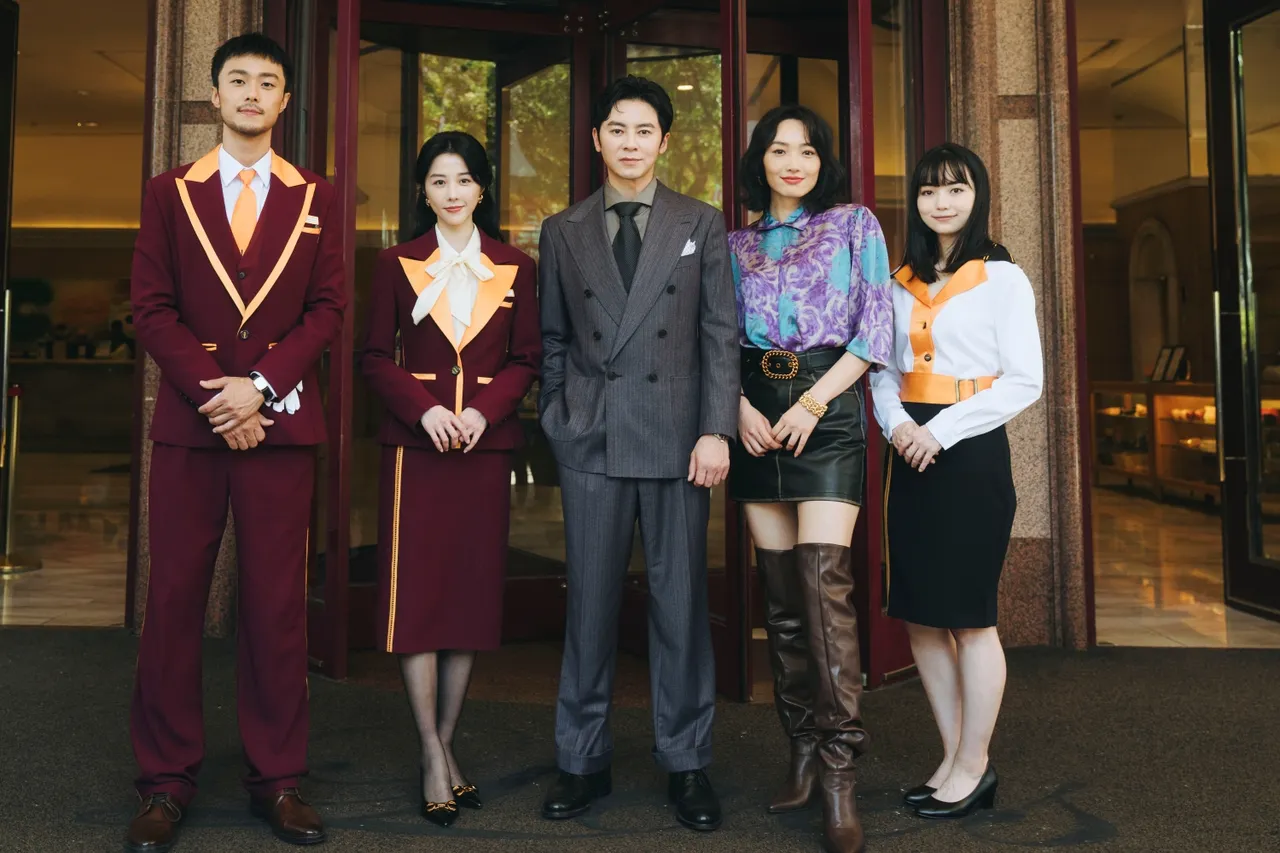 影集《微醺大飯店1980s》日前才開鏡，演員合影施柏宇（左起）、邵雨薇、李國毅、蔡思韵、黑嘉嘉。一念電影提供