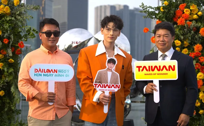 駐胡志明市辦事處處長韓國耀（右）、觀光署駐胡志明市辦事處主任周欣毅（左）與觀光大使暨越南人氣偶像Isaac（中）合影。（觀光署駐胡志明市辦事處提供） 中央社