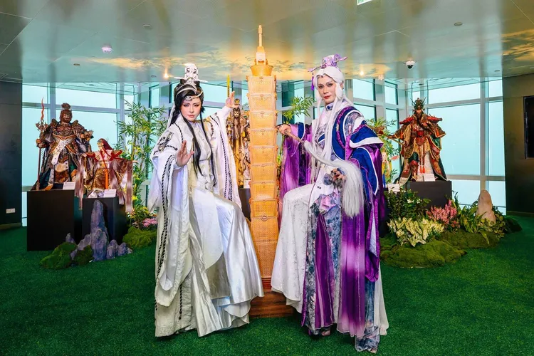 台北101与云林县政府携手推出《超越偶‧超越巅峰》特展，即日起到明年3月1日，在89楼高空的秘境花园观景台展出。云县府提供