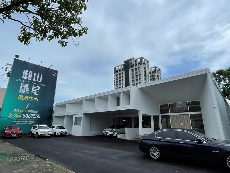 「圓山匯星」鄰近黃線雙捷運站，目前打出訂簽開總價60萬元起購屋。葉家銘攝