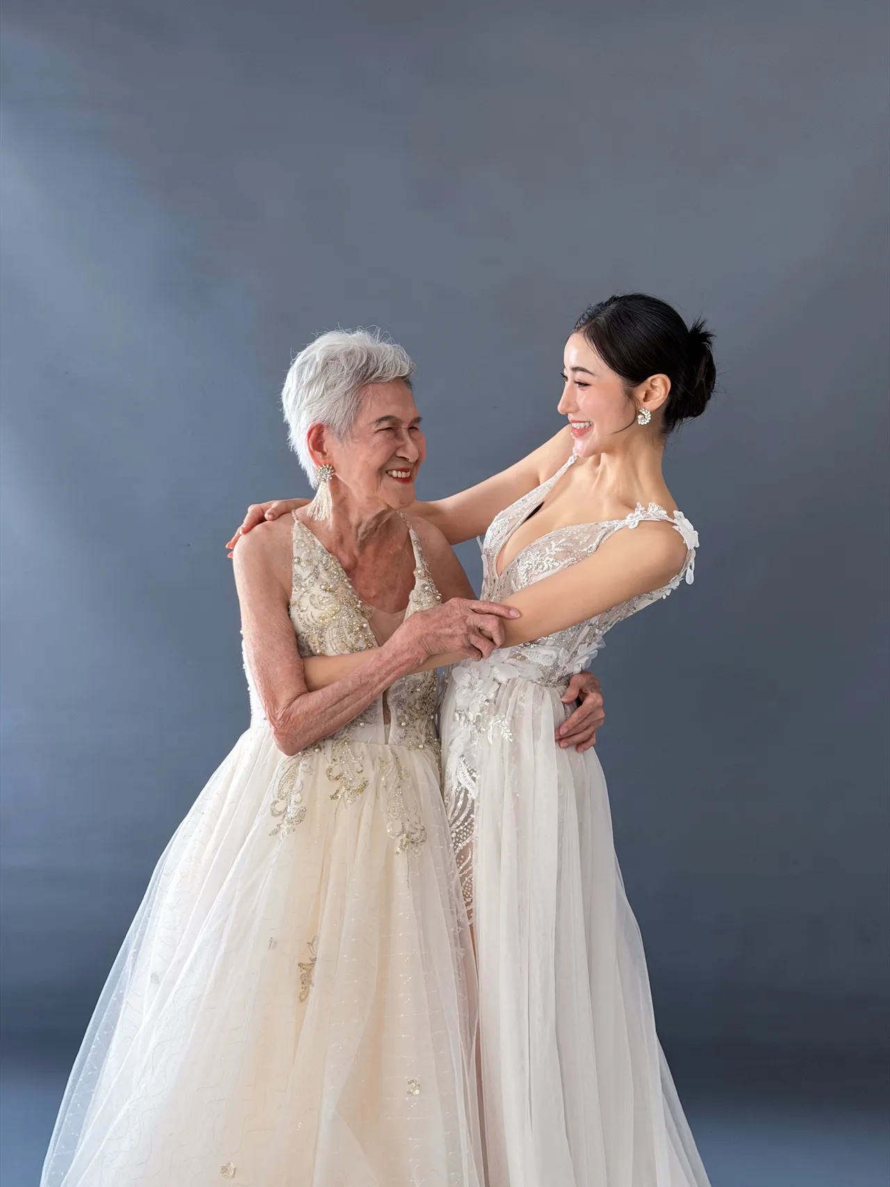 夏宇禾亲自替阿嬷选婚纱。LEOLA莉欧菈高级订制礼服婚纱提供