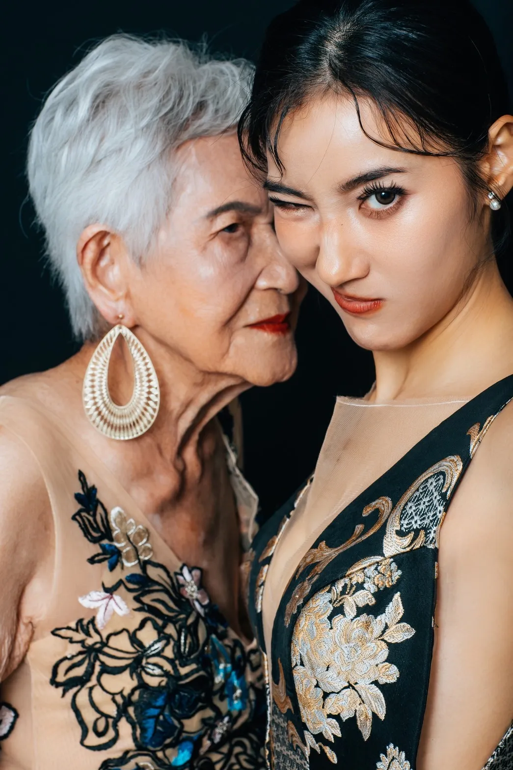 夏宇禾和阿嬷鼻子一模一样。LEOLA莉欧菈高级订制礼服婚纱提供