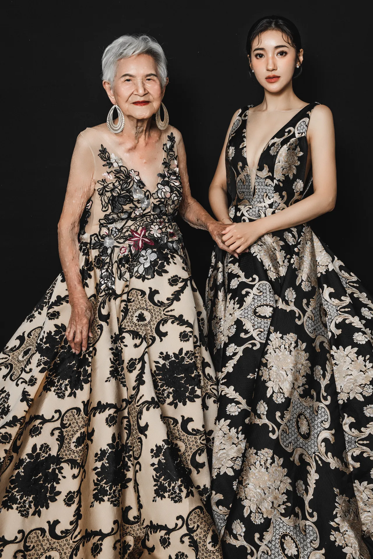 夏宇禾和阿嬷这组照片霸气又优雅。LEOLA莉欧菈高级订制礼服婚纱提供