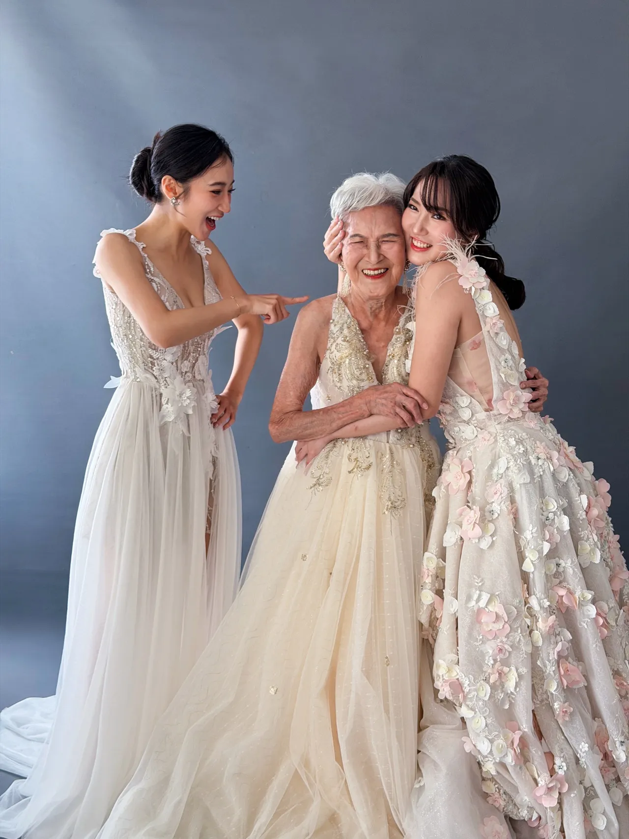 祖孙感情非常融洽，左起夏宇禾、阿嬷，姊姊雅昀。LEOLA莉欧菈高级订制礼服婚纱提供