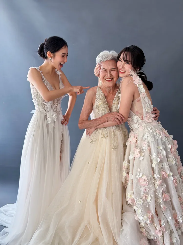 祖孫感情非常融洽，左起夏宇禾、阿嬤，姊姊雅昀。LEOLA莉歐菈高級訂製禮服婚紗提供