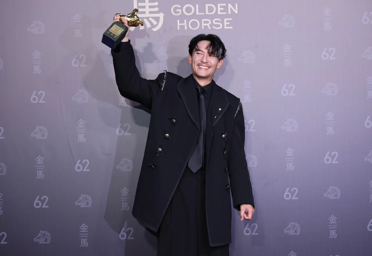 张震2度夺金马影帝！成功乱入外送员生活　甜谢妻女和爸爸张国柱