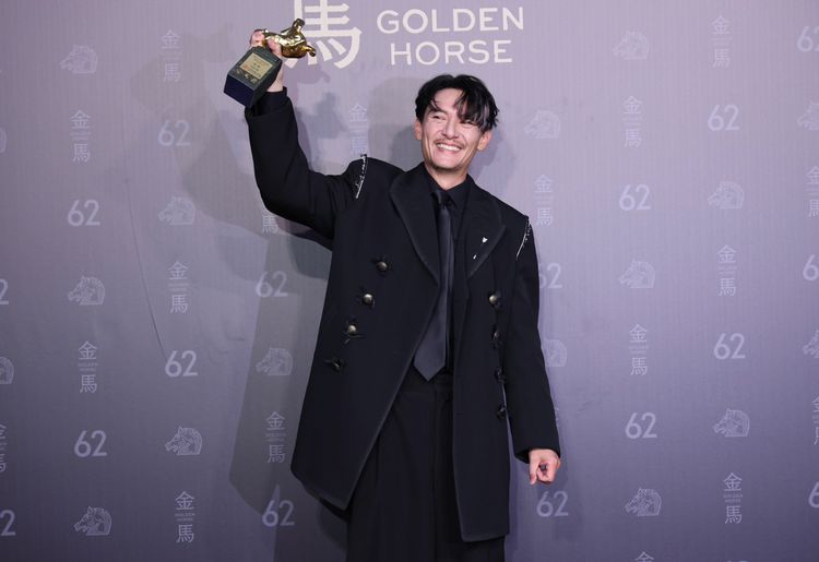 張震2度奪金馬影帝！成功亂入外送員生活　甜謝妻女和爸爸張國柱