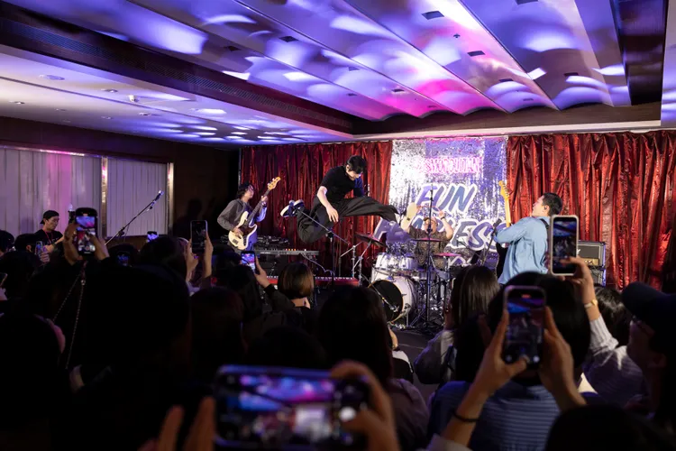 宇宙人备唱之余，日前现身「不眠夜睡衣派对」暖身宣传。相信音乐提供