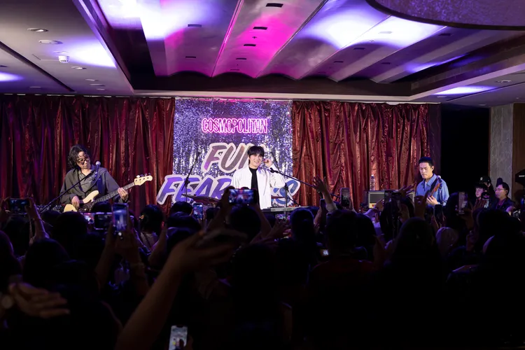 宇宙人開唱，台下粉絲皆穿睡衣出席。場面壯觀。相信音樂提供