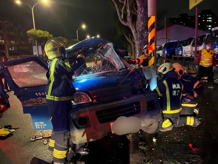 消防人員到場救護。龜山警分局提供