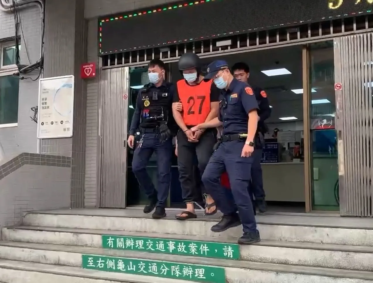 肇事的黄男移送。龟山警分局提供