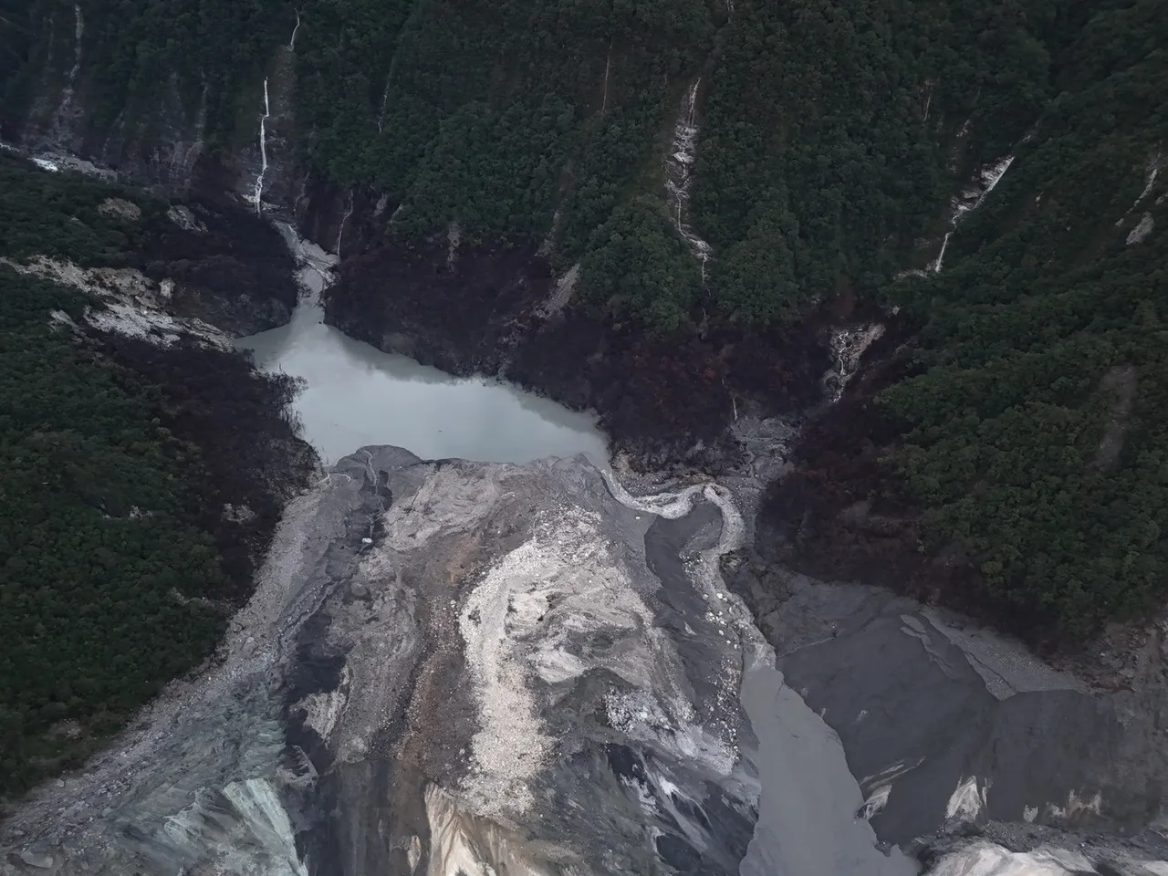 马太鞍溪上游新堰塞湖今天最新情况。林保署花莲分署提供