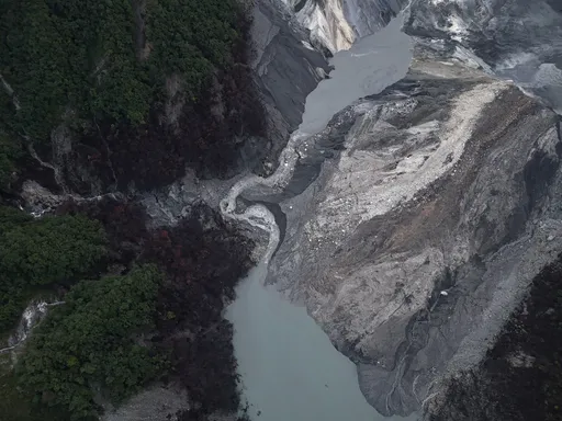 馬太鞍溪上游新堰塞湖今下午16:00恐溢流　下游11村發布紅色警戒