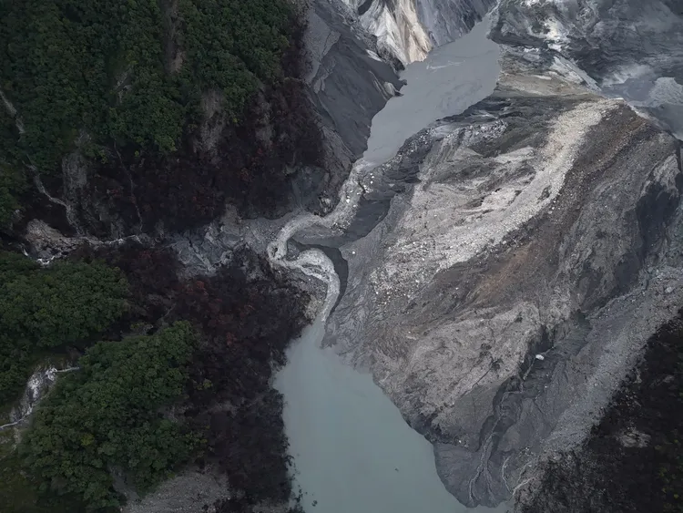 马太鞍溪上游新堰塞湖恐溢流。林保署花莲分署提供