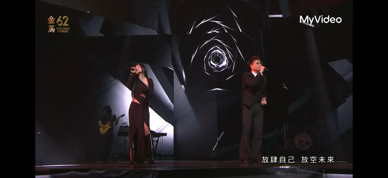 孫盛希（左）與黃奇斌合唱《盛夏光年》。翻攝MyVideo