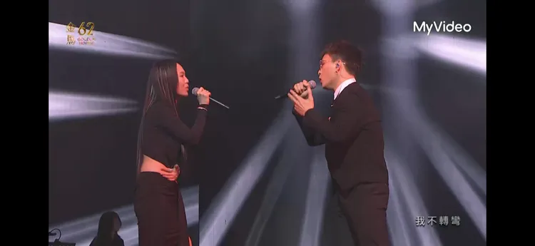 孫盛希（左）與黃奇斌金馬搖滾共演，讓人熱血沸騰。翻攝MyVideo