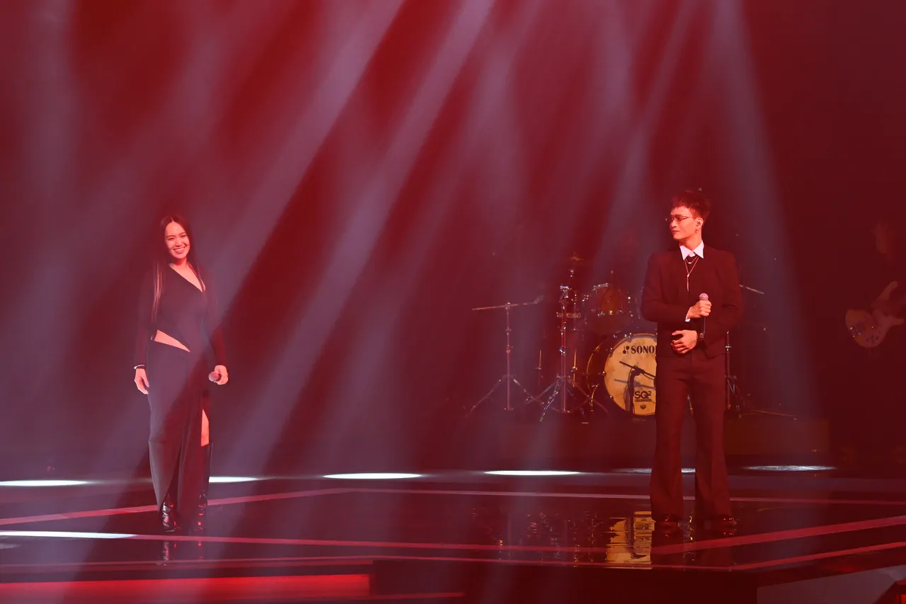 孙盛希（左）与黄奇斌合唱《盛夏光年》。金马执委会提供