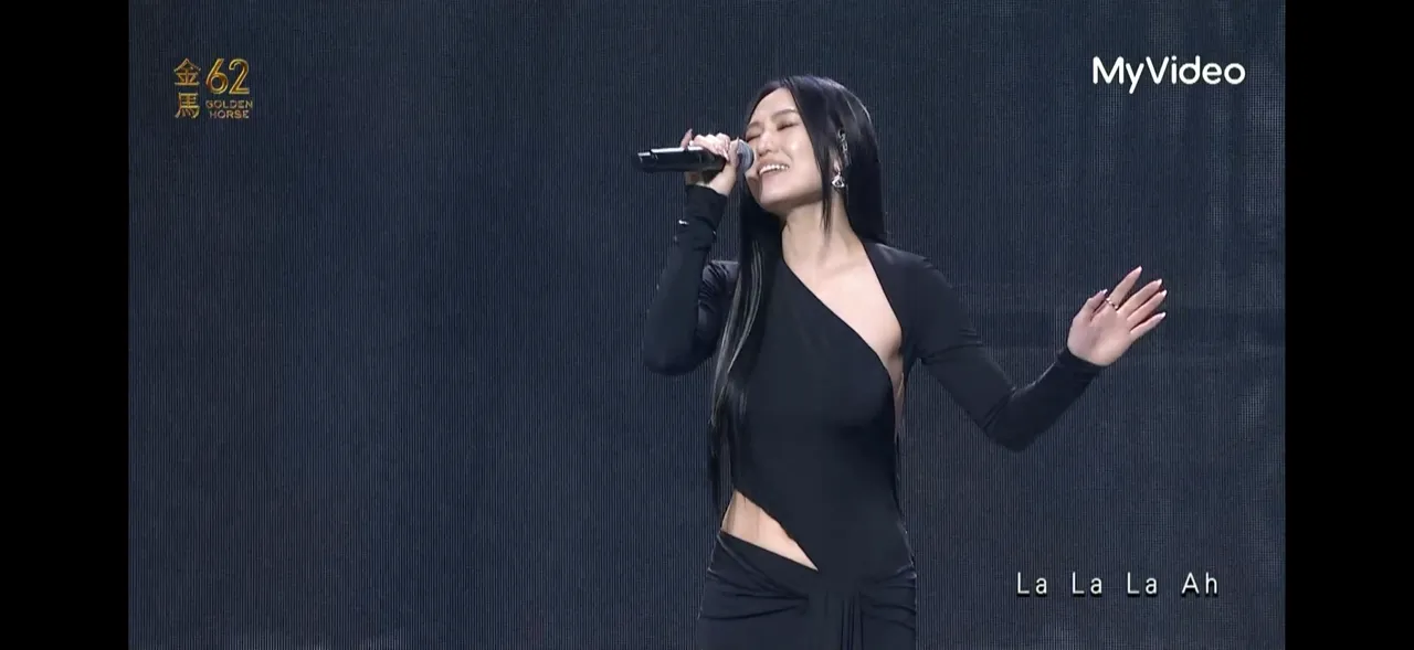 孫盛希不規則挖空禮服超辣。翻攝MyVideo