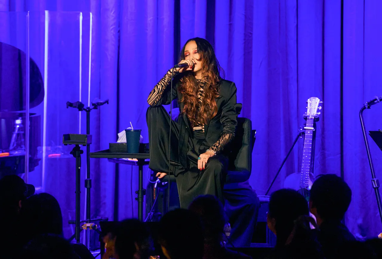 中岛美嘉开唱总爱脱去鞋子。Billboard Live TAIPEI提供