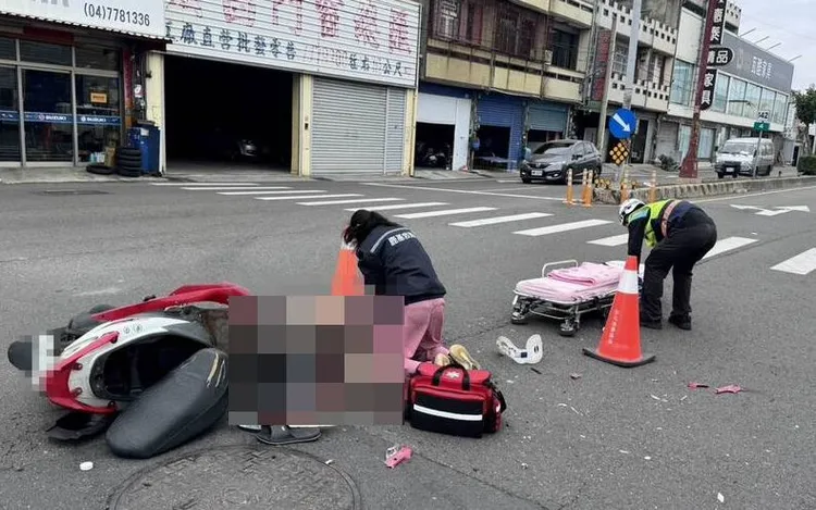 救護人員為許姓老翁急救，但送醫後仍傷重不治。民眾提供