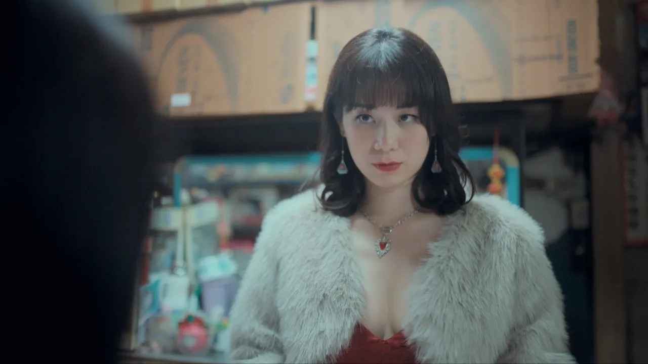 許乃涵飾演靠身體賺錢的姜芬芬，長輩見客。公視提供