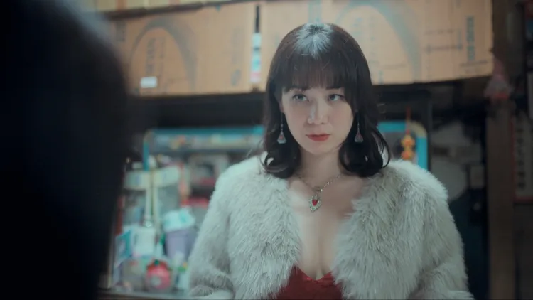 許乃涵飾演靠身體賺錢的姜芬芬，長輩見客。公視提供