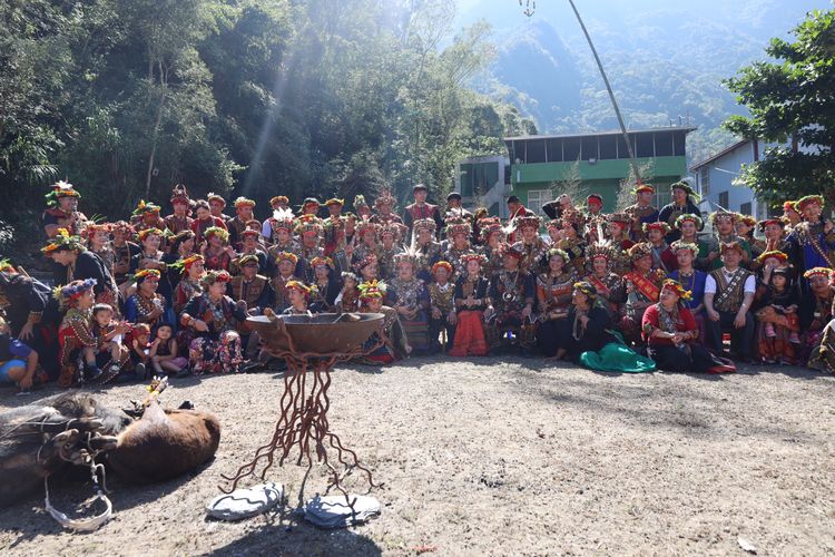 高雄茂林多納黑米祭登場!青年會領聖火開道 魯凱族人齊聚慶豐收