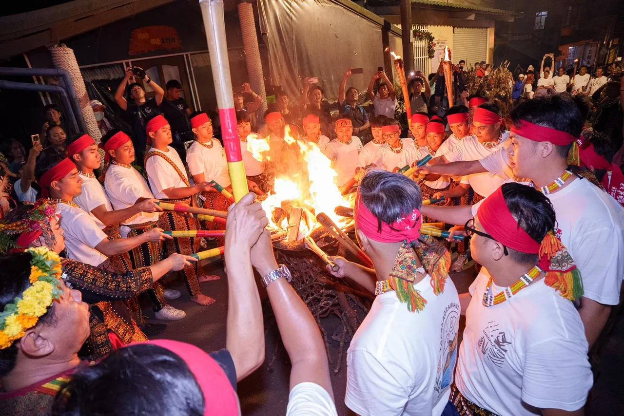 祭典由青年会15日晚间进行薪火相传仪式。原民会提供