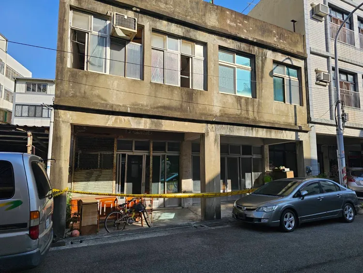 照护员上门访视，发现郑姓老翁陈尸自家，警方循线逮到两名男子，对方坦承酒后动手。民众提供