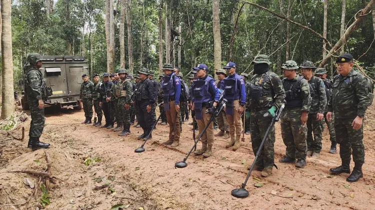 泰國軍方先前在泰柬邊界執行掃除地雷任務。美聯社