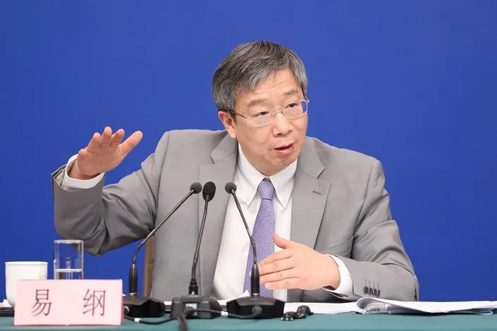 中国人民银行前行长易纲的小孩拥有美国籍，被控「存有贰心」在美国留后路。翻摄中国人民银行