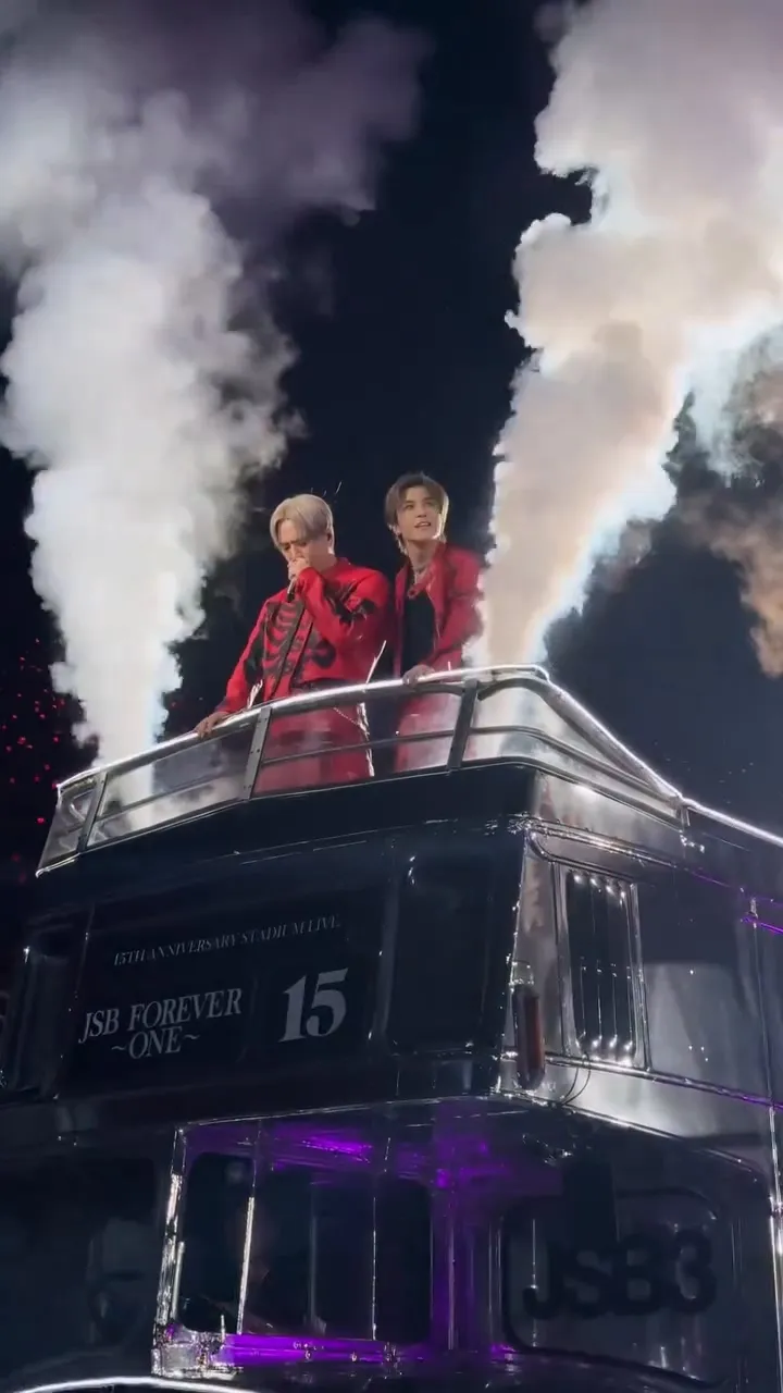 今市隆二缺席三代目JSB出道15周年演唱会，由另一位主唱ØMI（左）独撑，右为岩田刚典。翻摄三代目JSB IG