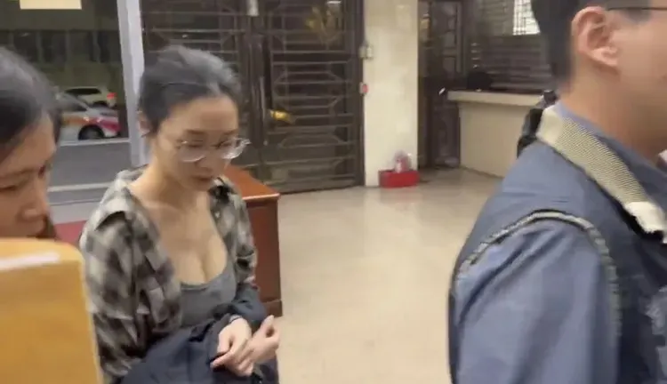 太子集团首脑陈志亲信李添，其在台助理刘纯妤(左二)以15万元交保。读者提供