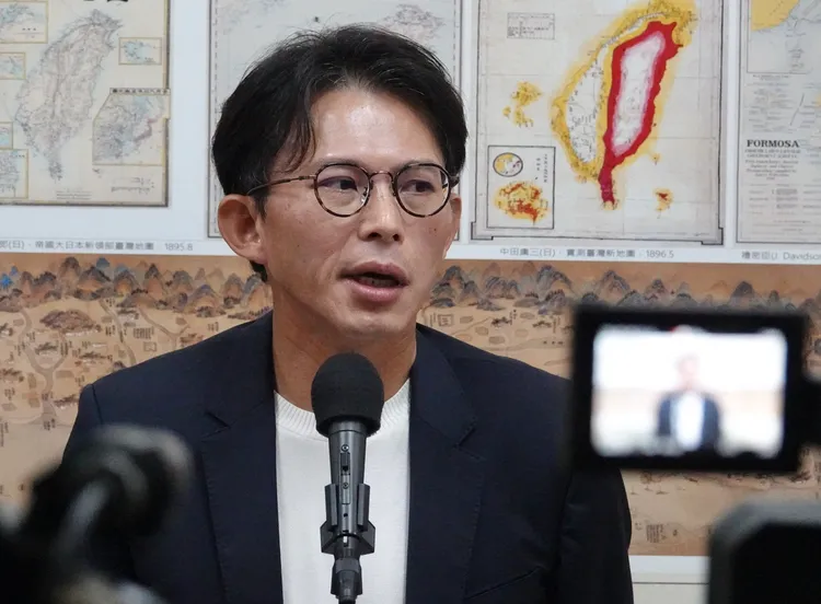 民进党立委黄国昌过去主张年金改革应降至合理水准，如今立场大翻转。庄宗达摄