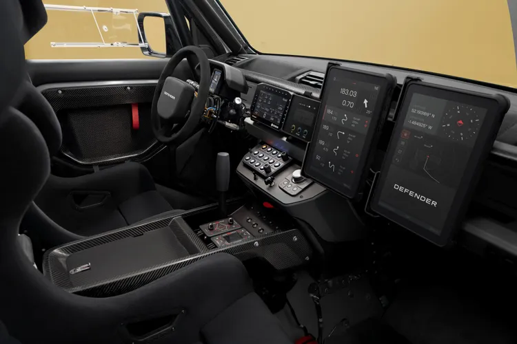 Defender Dakar D7X-R裝配FIA規範的導航系統與駕駛抬頭顯示器，顯示速度與航向，並搭載可自訂的賽車儀表板。座艙佈局與 FIA 規範的六點式安全座椅皆依照駕駛需求量身打造，以確保長期競賽的舒適性。原廠照片