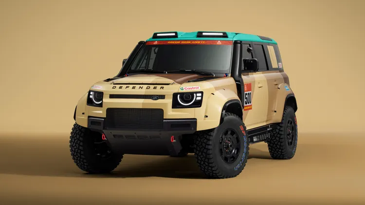 每一輛Defender Dakar D7X-R均由斯洛伐克Nitra工廠打造，車身結構不可修改，完全遵循FIA 2026年全新Stock組別規範。原廠照片