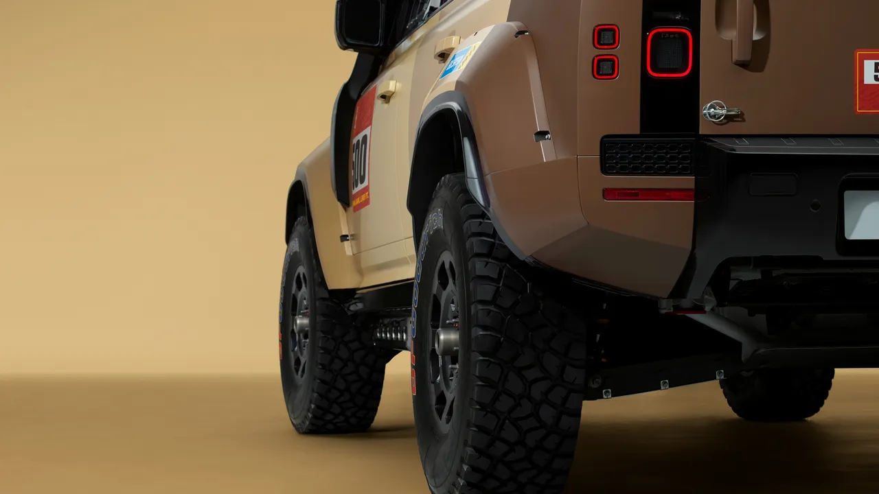 Defender Dakar D7X-R擁有大量針對沙漠與極端環境開發的競技升級，其中包含更大尺碼的35吋越野輪胎、提升後輪距60mm與更高離地高度。原廠照片