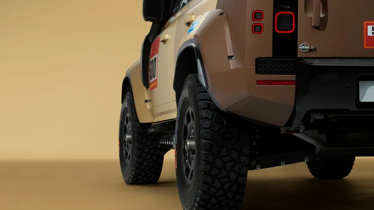 Defender Dakar D7X-R擁有大量針對沙漠與極端環境開發的競技升級，其中包含更大尺碼的35吋越野輪胎、提升後輪距60mm與更高離地高度。原廠照片