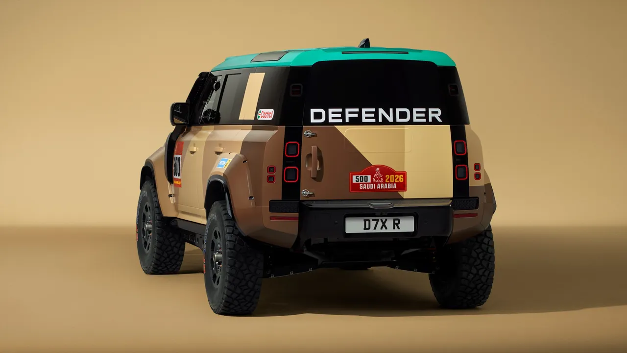 Defender Dakar D7X-R保留Defender OCTA堅固的D7x車身架構、變速系統與傳動系統佈局，以及4.4L雙渦輪增壓V8引擎。專為應對W2RC極端賽事進行的改裝包含更寬的輪距、更加提升的車身高度、全新懸吊系統以及強化冷卻系統。原廠照片