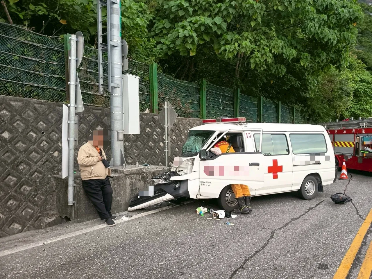 救护车自撞山壁驾驶逃出蛋副驾驶受困车内。消防局提供