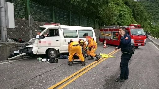 苏花公路锦文隧道口救护车撞山壁　警消救出受困副驾驶