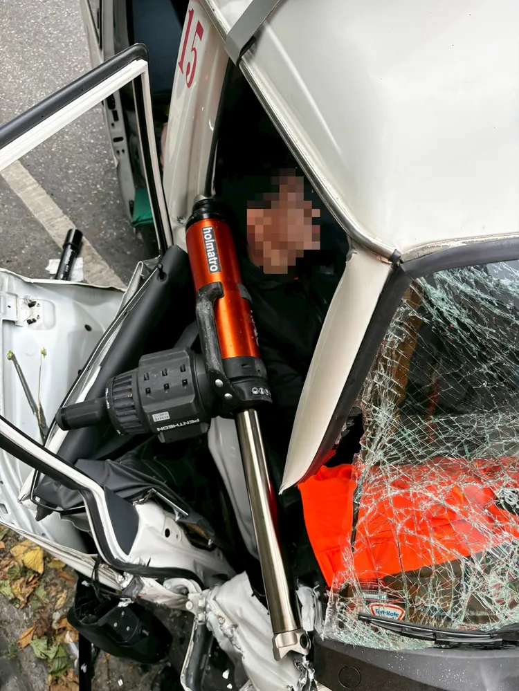 副駕駛一度受困車內。消防局提供