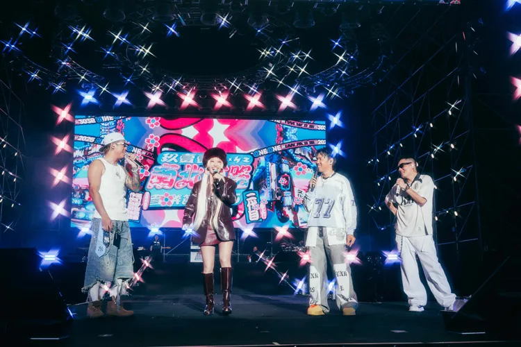 Lulu（左2）與玖壹壹合唱《嘻哈庄腳情》。KKLIVE、混血兒娛樂提供