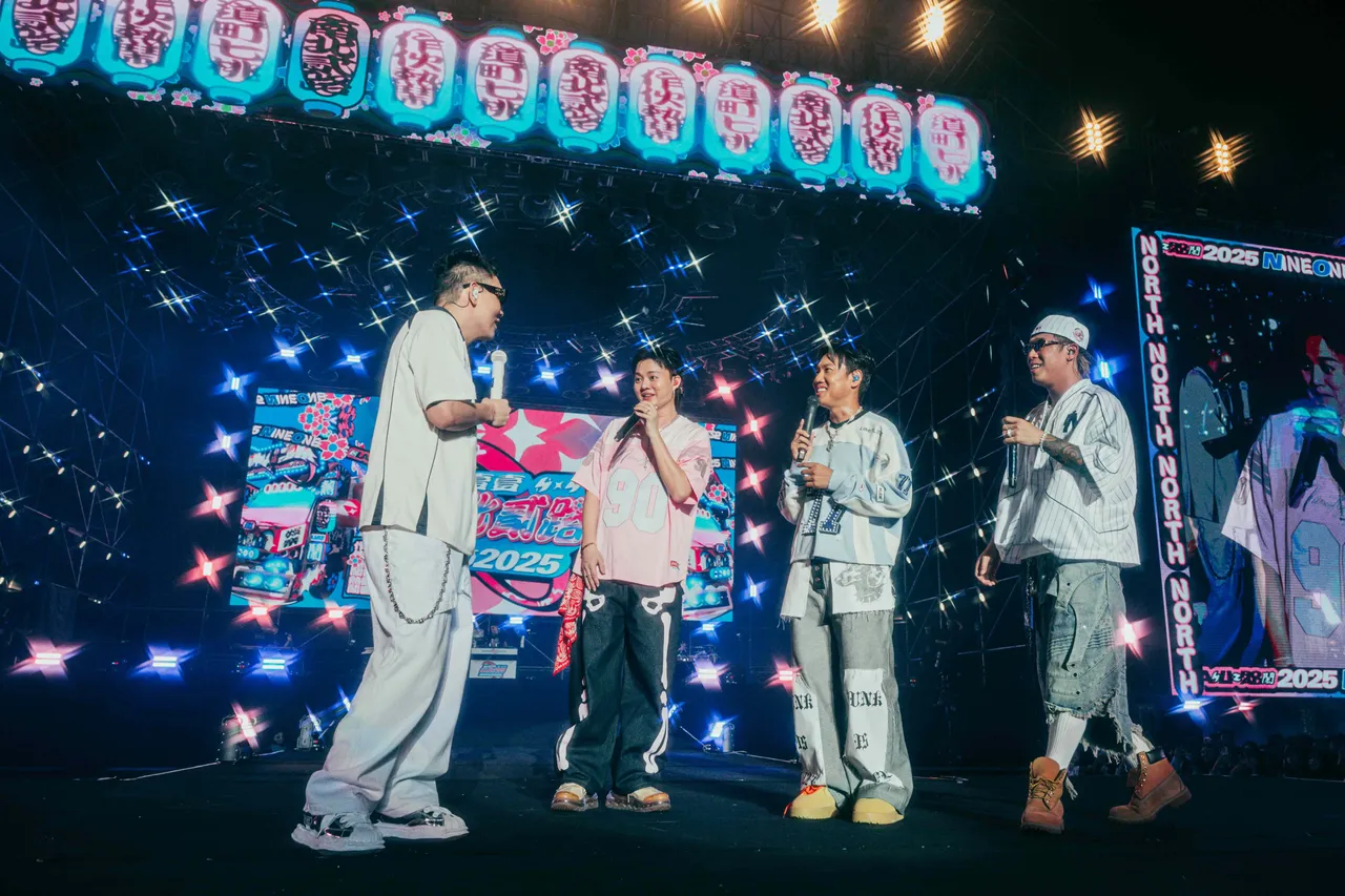 許富凱（左2）與玖壹壹合唱。KKLIVE、混血兒娛樂提供