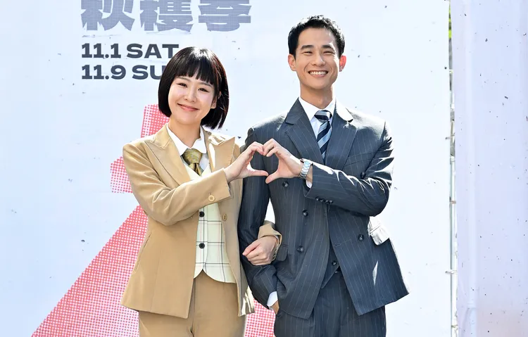 何宜珊(左)和盧彥澤劇中感情甜蜜，在舞台上也大方放送甜蜜氛圍。台視提供